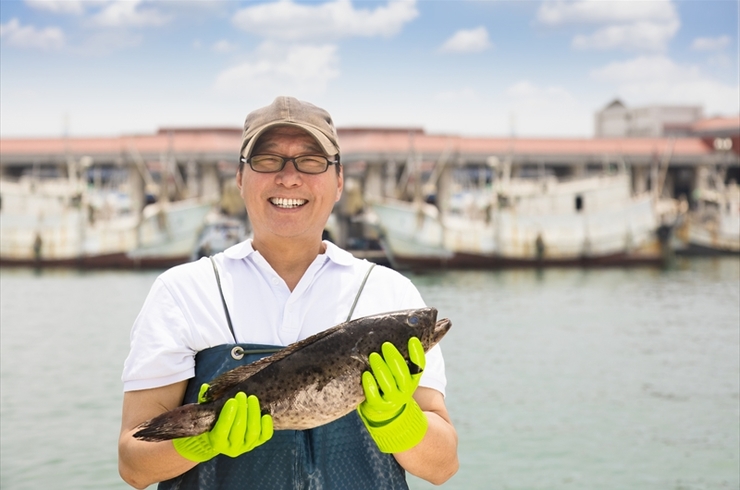男性魚持ってる